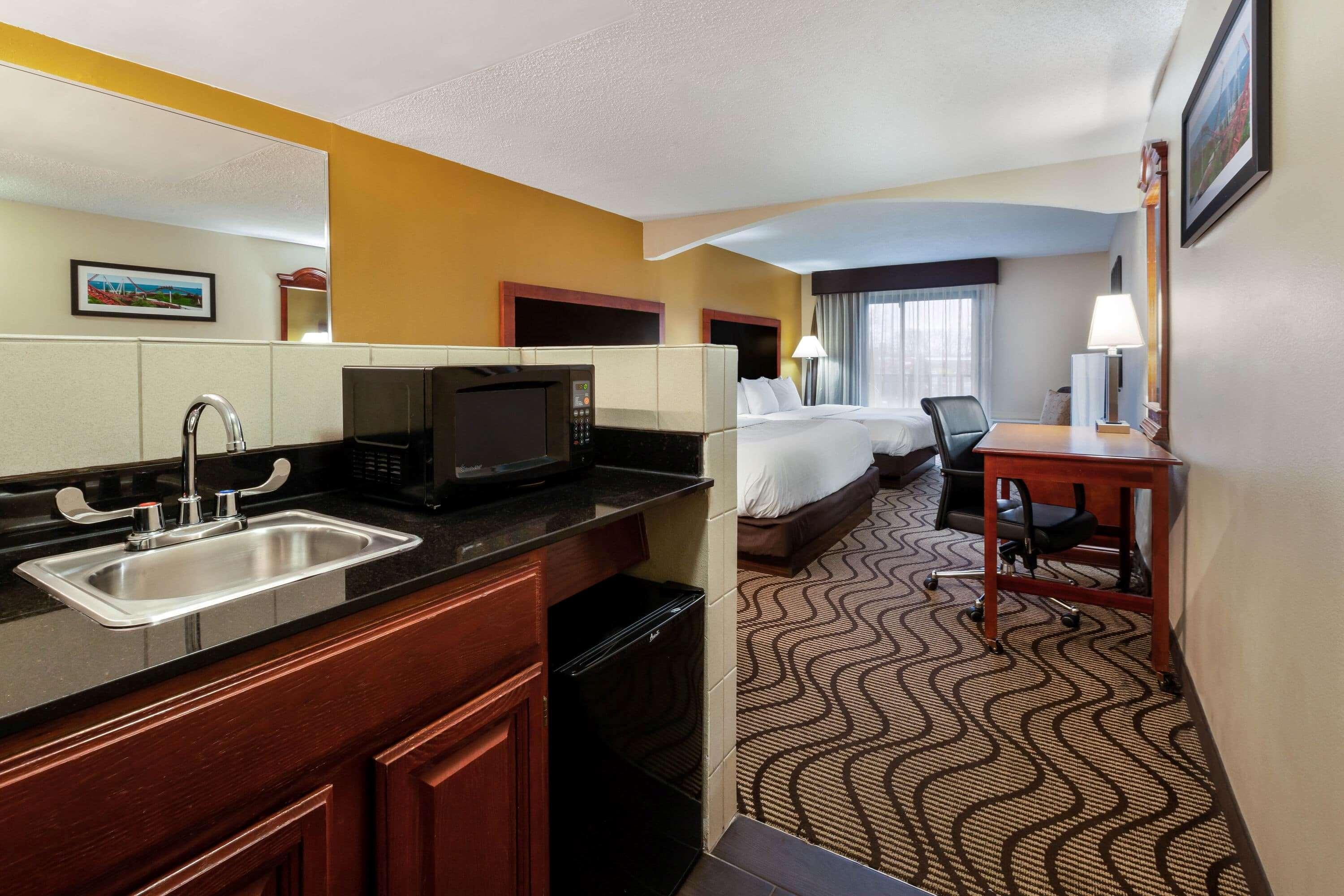 La Quinta Inn By Wyndham Sandusky Near Cedar Point Exterior photo