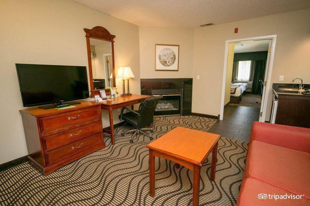La Quinta Inn By Wyndham Sandusky Near Cedar Point Exterior photo
